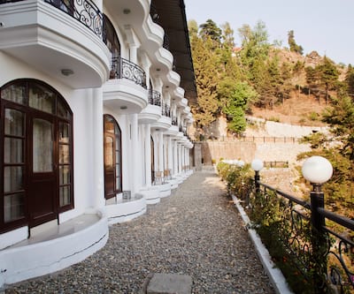 https://imgcld.yatra.com/ytimages/image/upload/t_hotel_yatra_city_desktop/v1391048539/Domestic Hotels/Hotels_Mussoorie/Hotel Mussoorie Gateway/Facade~328.jpg